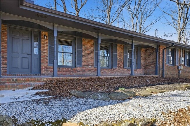 Building Photo - 1460 Hillcrest Dr