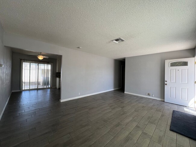 Building Photo - 4 Bedroom 1.5 Bathroom House with 2 Car Ga...