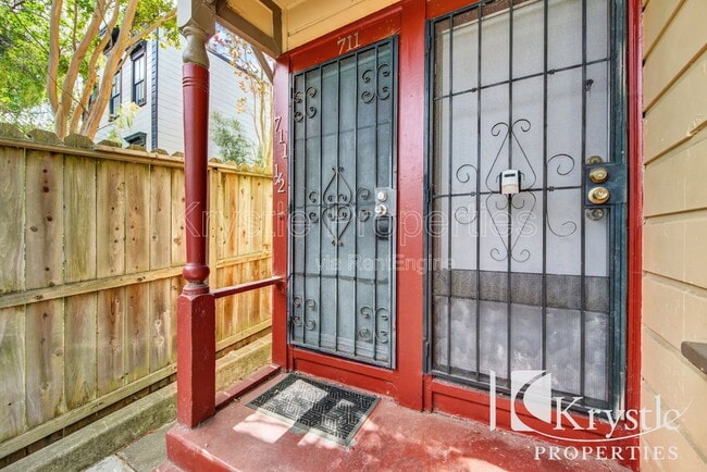 Building Photo - 709 Carolina St