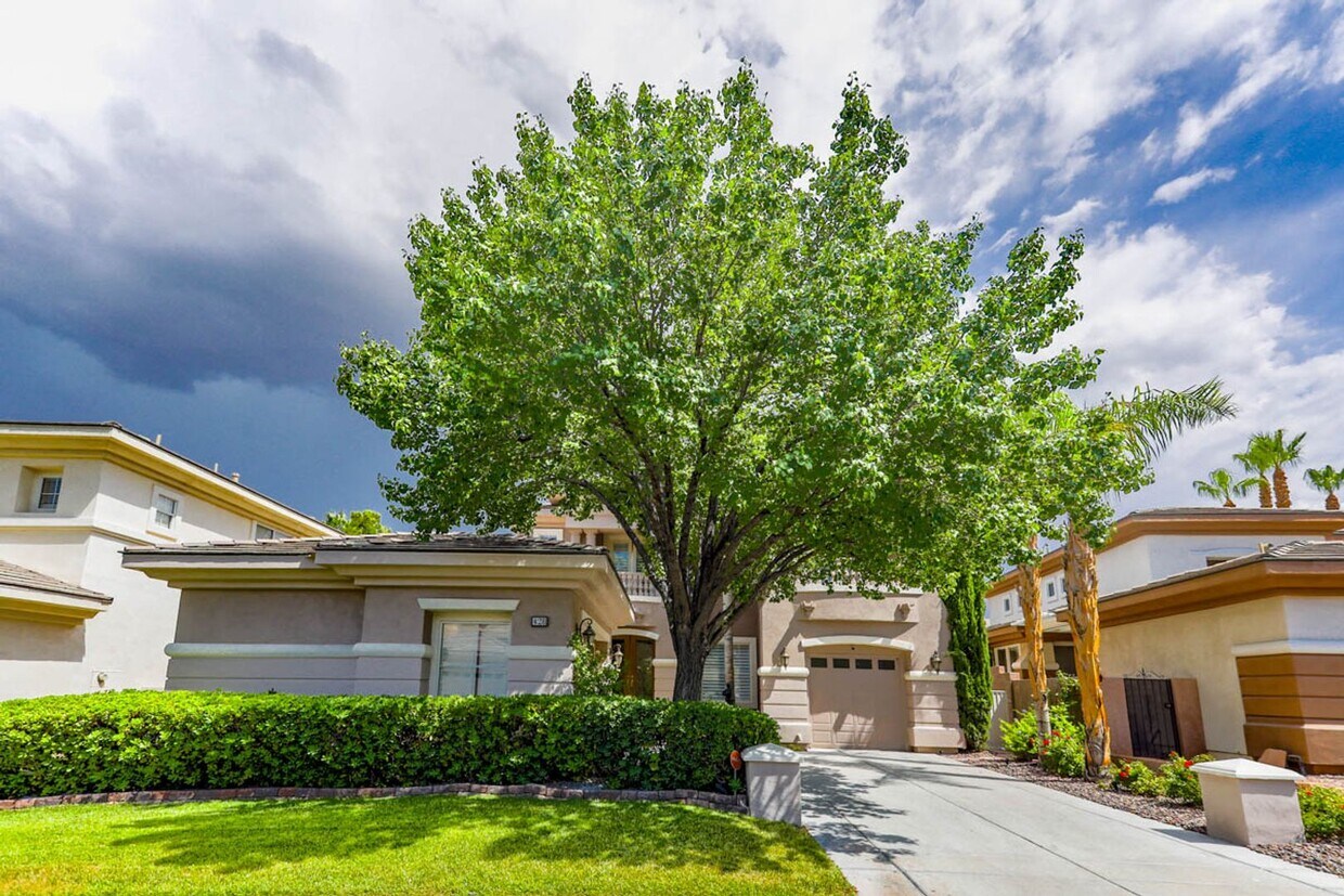Foto principal - 5 Bedroom Pool Home Located In Summerlin G...