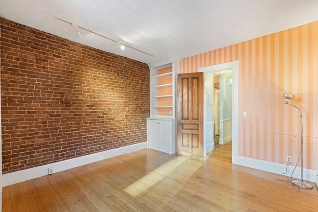Building Photo - 437 Marlborough St