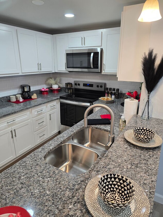 Foto principal - Beautifully renovated TWO-bedroom Condo on...