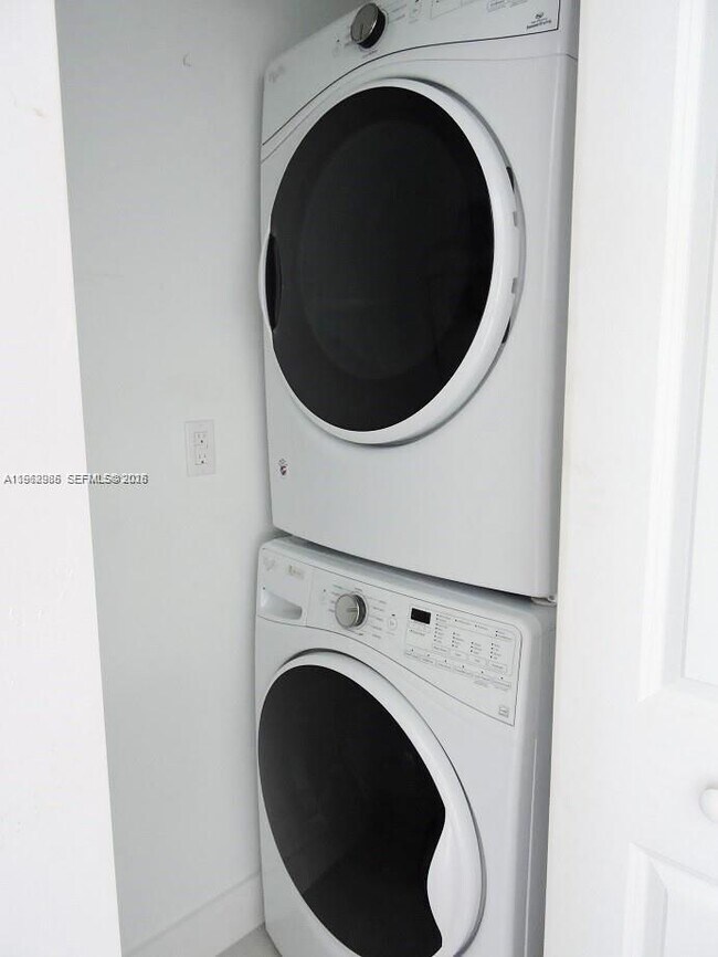 Foto del edificio - 3323 SW 87th Pl