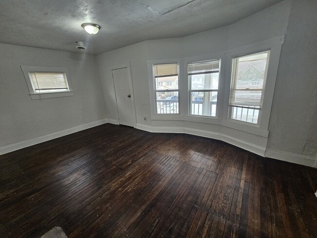 Building Photo - 686 E 118th St