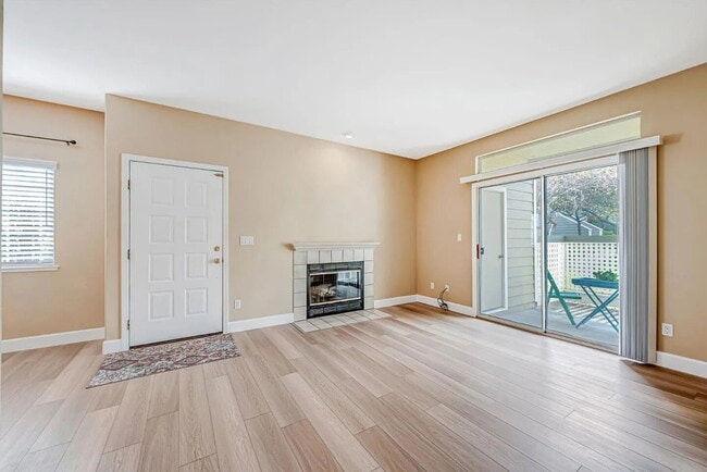 Foto del edificio - charming 1-bedroom, 1-bathroom home located on the ground level overlooking the green belt in Par...