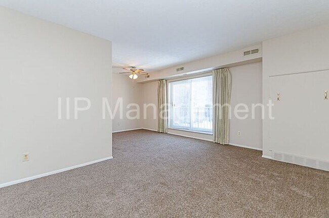 Building Photo - Bright 2BD Condo in N. Olmsted