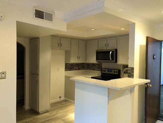 Building Photo - Amazing 1BD/1BA Condo in Prime Woodland Hi...