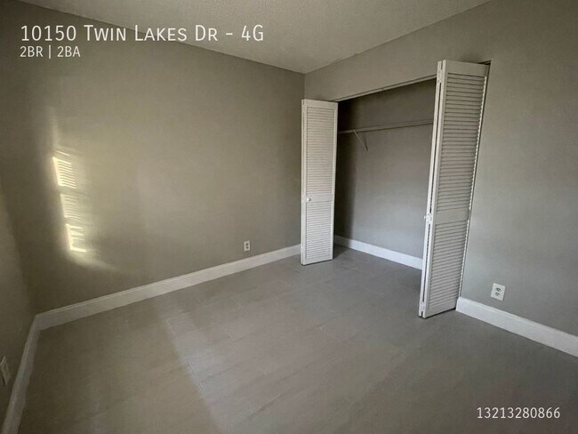 Foto del edificio - 10150 Twin Lakes Dr