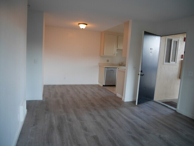 Foto del edificio - Golden Oaks Condo now available for rent!