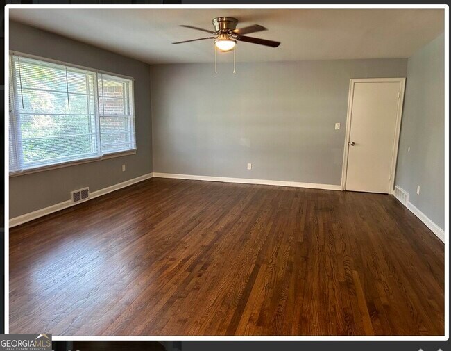 Foto del edificio - 2354 Greenglade Rd NE