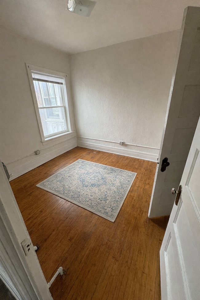 Building Photo - 608 Wellington St