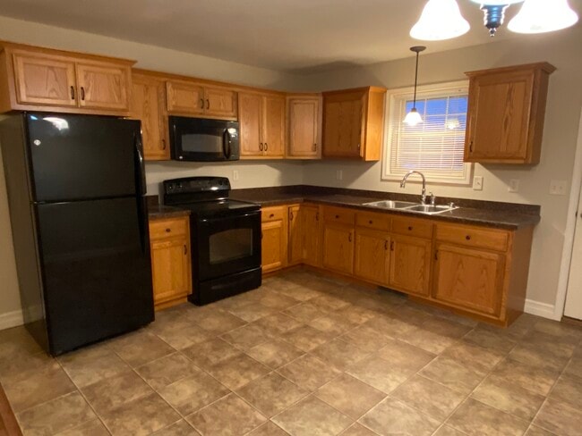 Custom kitchen w/ appliances - 5233 North St
