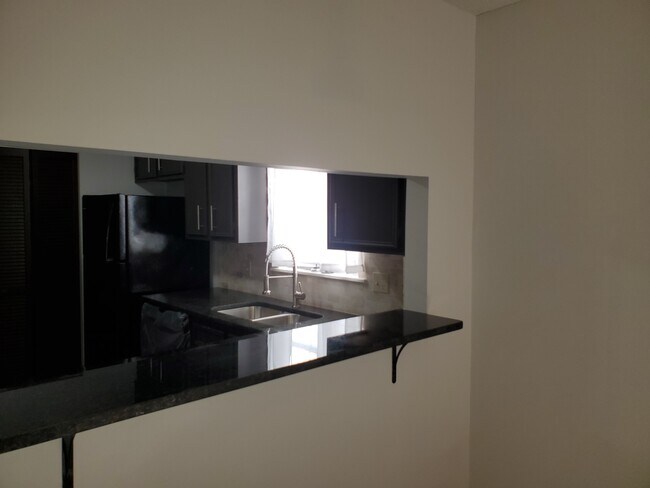 Building Photo - 137 Country Town Dr