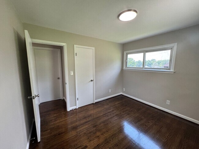 Foto del edificio - Newly updated 4 bedroom 1.5 bath with hard...