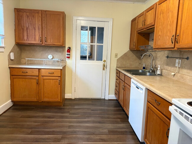 Building Photo - 407 Hemphill St