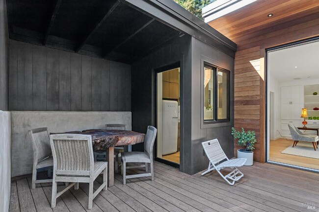 Building Photo - 15 Heuters Ln