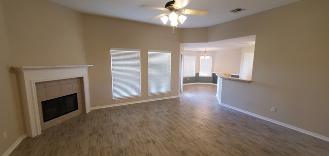 Living room with Fireplace & ceiling fan - 5819 Alexandria Dr