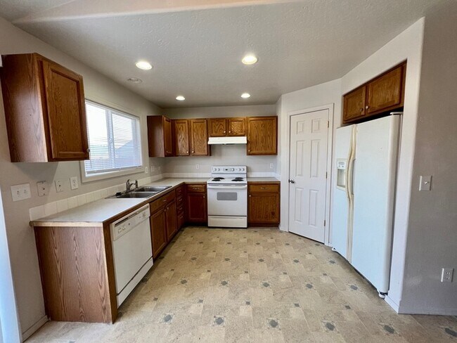 Building Photo - Great 4 bed Nampa Home!