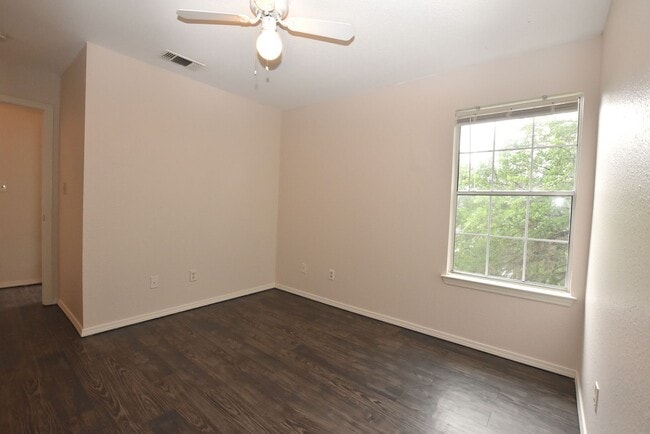 Building Photo - 921-923-923 Sagewood Trail