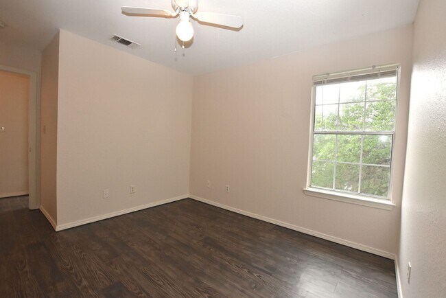 Foto del edificio - 921-923 Sagewood Trail