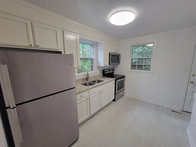 Building Photo - 2014 Bluemont Dr