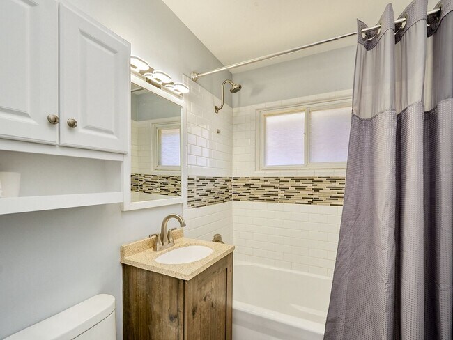 Building Photo - Duplex in Saint Paul