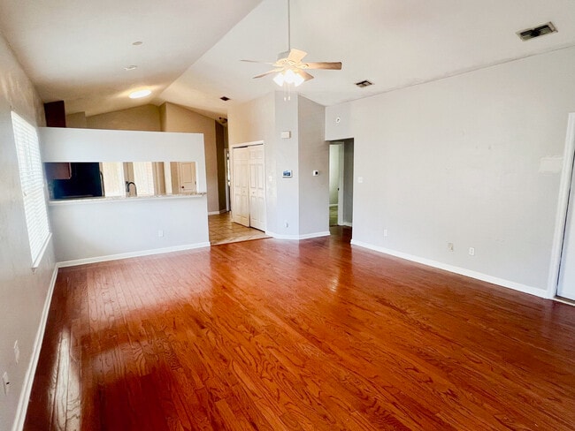 Building Photo - 916 Saddle Creek Run