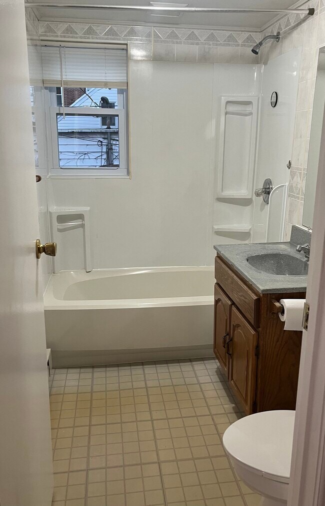 11 W Oak St Unit Apt 11, Shenandoah, PA 17976 Apartments in