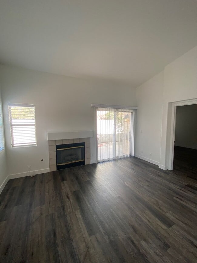 Building Photo - Henderson - 2 Bedroom home w/2 car garage