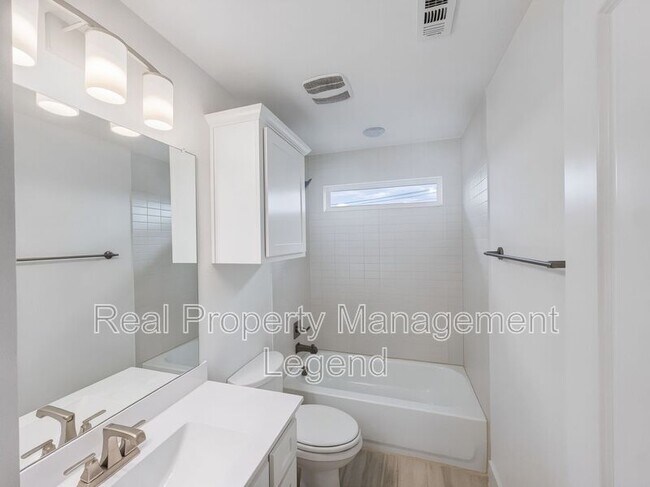 Building Photo - 1019 Modesto Dr