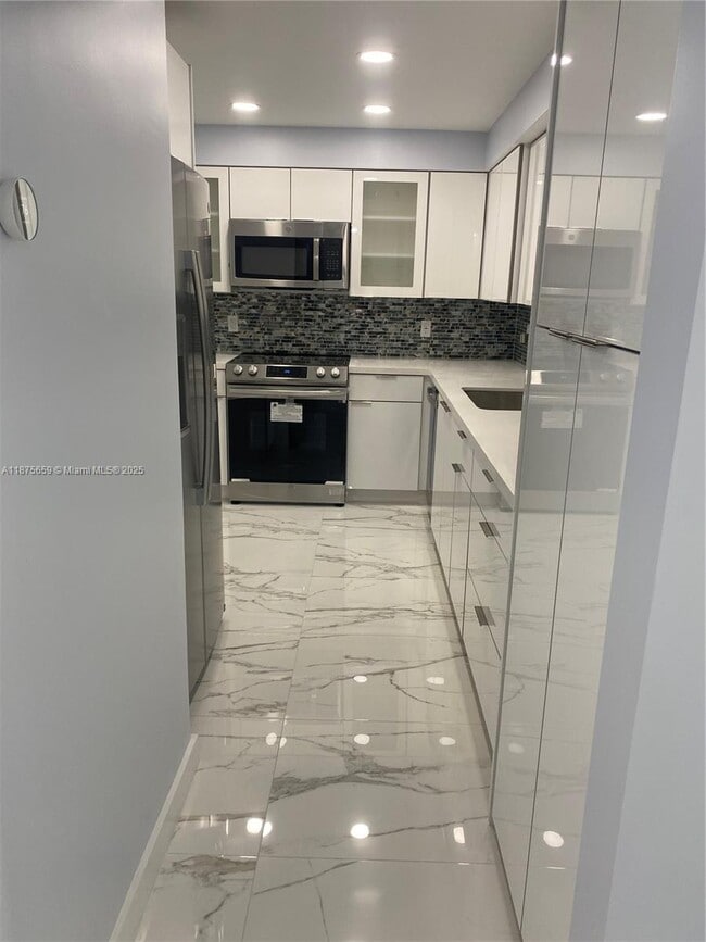 Building Photo - 9225 Collins Ave