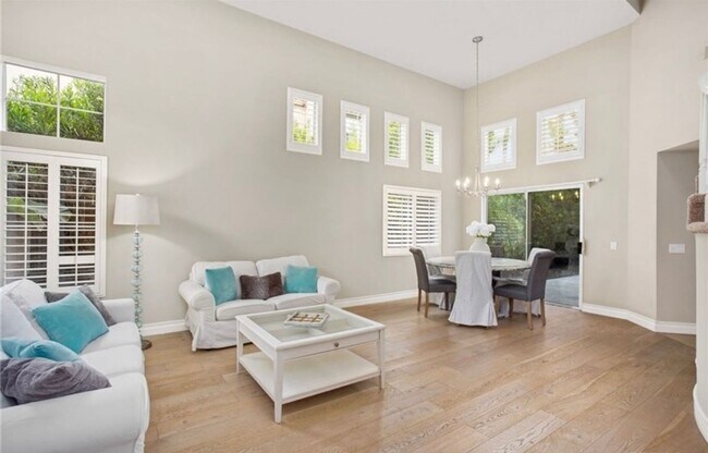 Building Photo - Vibrant 4 Bed/3 Bath Home in Oceanside