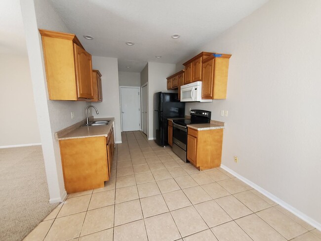 Building Photo - 3 bedroom, 2.5 bath 2 car garage Townhouse