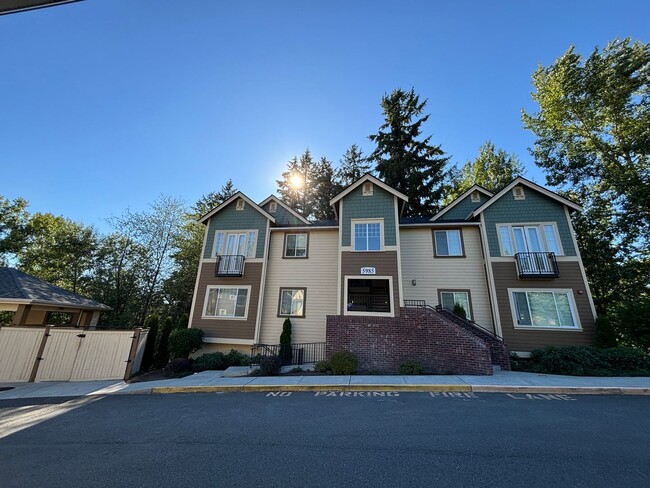 Building Photo - Well Appointed Marymoor Ridge Condominium