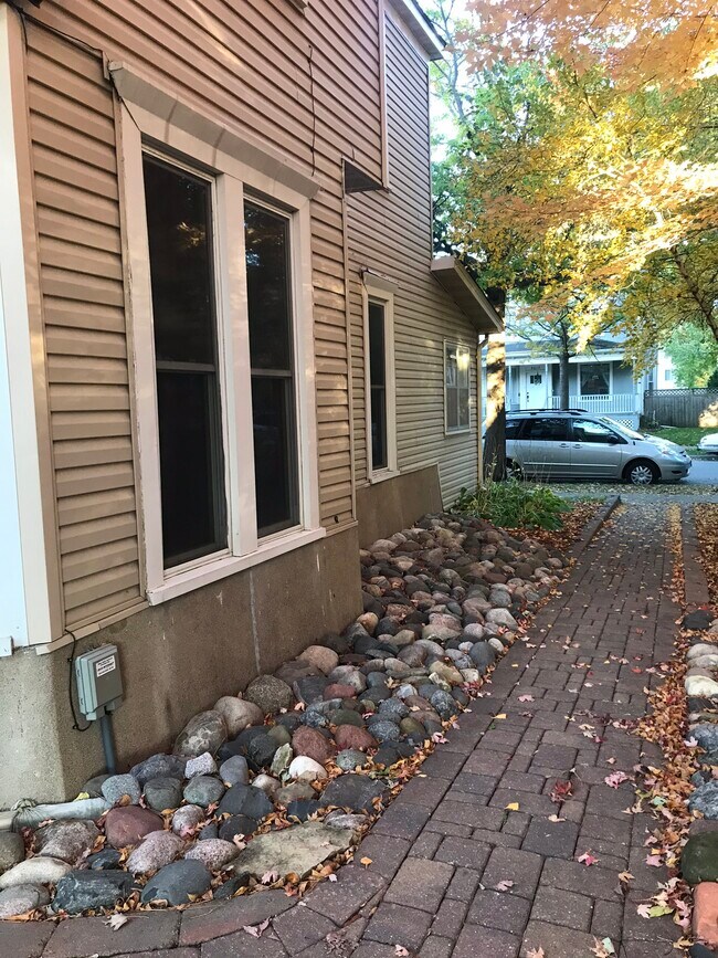 Side of house - 3016 Harriet Ave