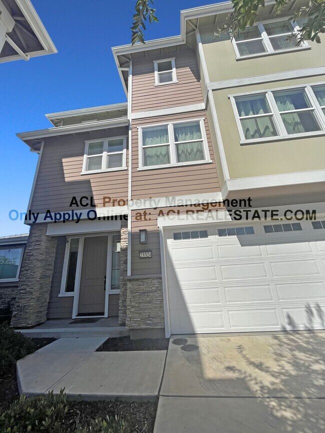Building Photo - Spacious, Centrally Located, Recently Buil...
