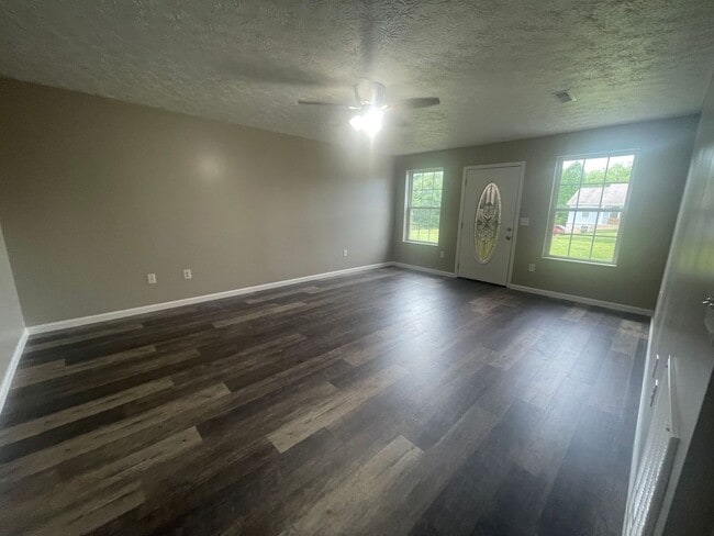 Building Photo - 3 bedroom, 2 bathroom home in the heart of...