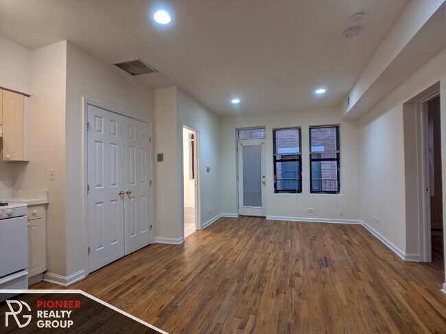 Building Photo - 912 W Dakin St