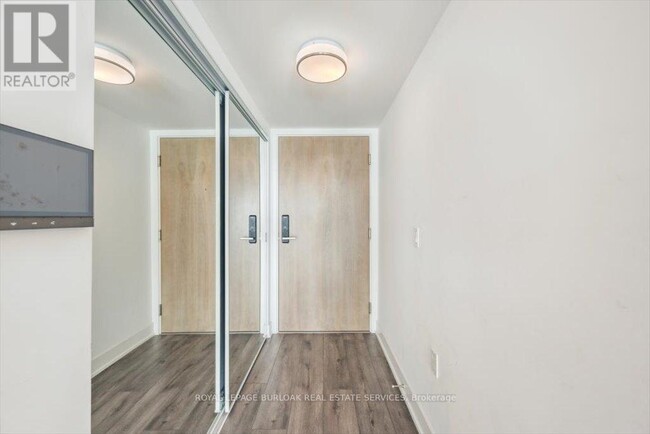 Photo du bâtiment - 575-1575 Bloor St E