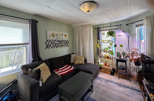 Building Photo - 197R Elm St