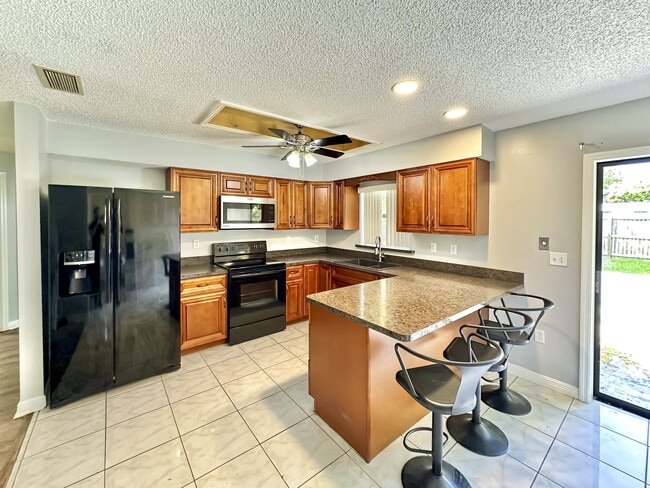 Foto del edificio - 11201 Harding Dr