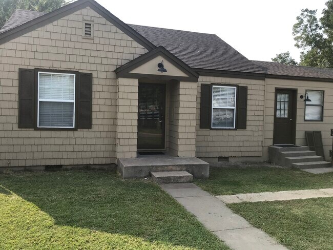 Foto del edificio - 1641 Hillcrest Dr