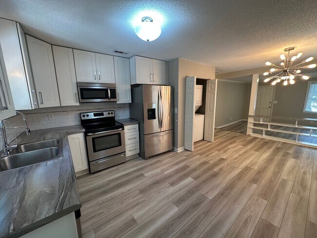Foto del edificio - Charming 2 Bed 1 Bath Home In Nashville
