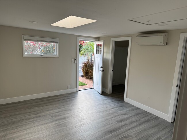 Bedroom - 5167 Edgeware Rd