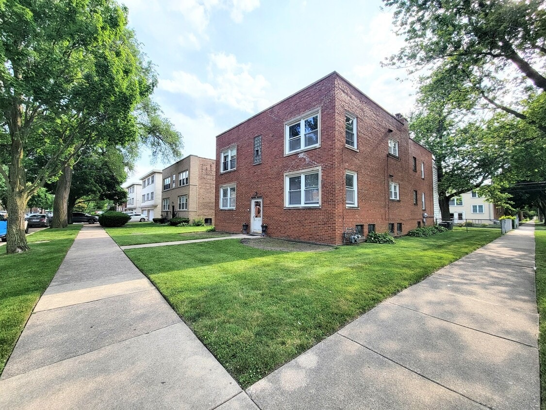 8056 Kenton Ave Unit 1A, Skokie, IL 60076 Condo for Rent in Skokie