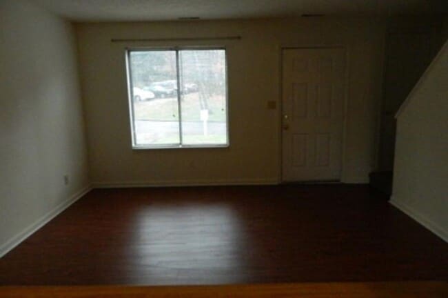 Building Photo - 3 Level Townhouse Near Liberty University