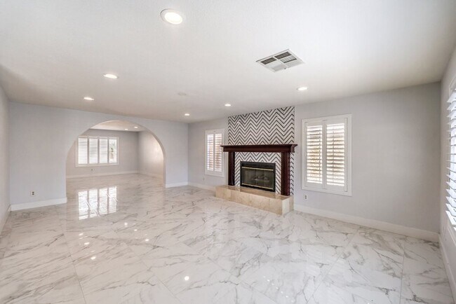 Foto del edificio - Stunning 7-Bedroom Home with Pool and Spa ...