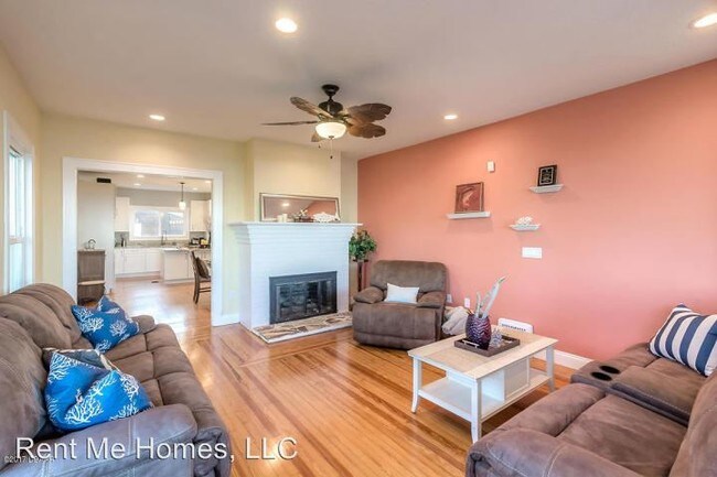Building Photo - 5 br, 3.5 bath House - 1010 Riverside Dr.
