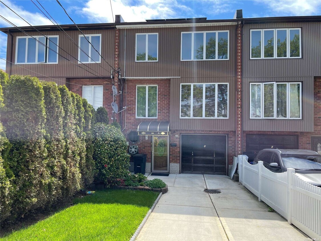 14745A 231st St, Queens, NY 11413 Townhome Rentals in Queens NY