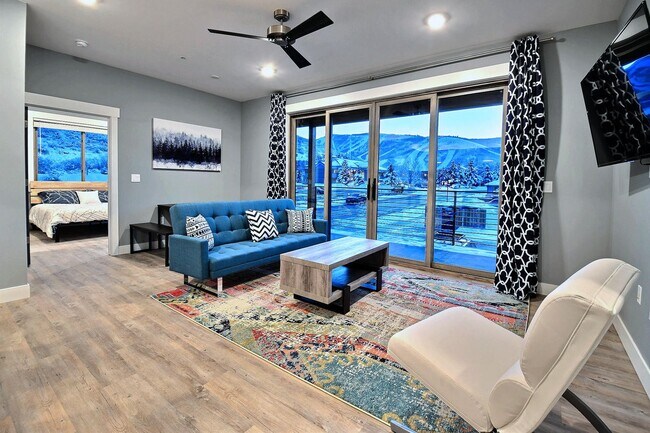 Building Photo - Gorgeous Top Floor Prospector Condo!